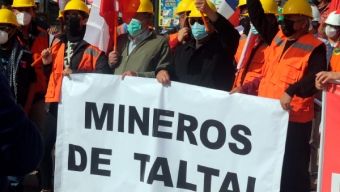 Productores Mineros se Manifiestan Frente a la Convención en Defensa de la Minería