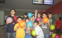 Niños y Adolescentes Disfrutaron del Bowling para Finalizar el Verano