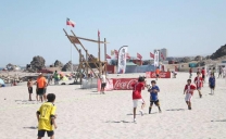Jóvenes se Toman las Playas para Realizar Deportes