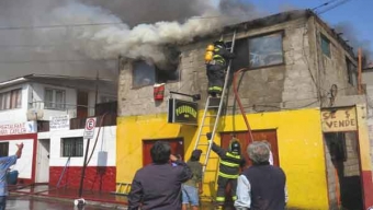 35 Damnificados en Voraz Incendio en el Centro de Mejillones