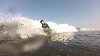 Playas de Brasil Reciben a Alumno de la Escuela D-68 para Perfeccionarse en Bodyboard