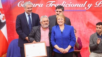 Presidenta Bachelet y Ministro de Cultura Entregan Premio Margot Loyola a Docente de Región