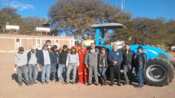 ALUMNOS DEL LICEO “LIKAN ANTAI”DE SAN PEDRO DE ATACAMA RECIBEN MODERNO TRACTOR