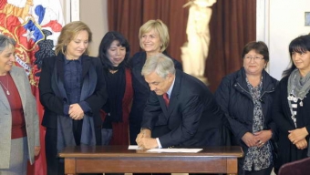 PRESIDENTE FIRMA PROYECTO PARA TRABAJADORAS DE CASAS PARTICULARES