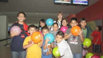 Niños y Adolescentes Disfrutaron del Bowling para Finalizar el Verano