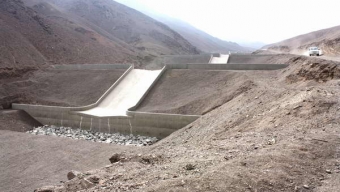 MOP Inspeccionó Estado de Piscinas Aluvionales en Salar del Carmen