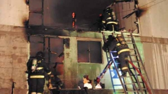 Incendio Afectó Dos Viviendas y Dejó a un Bombero Lesionado
