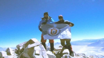 Universitarios Conquistaron Cumbre del Volcán Más Alto del Mundo