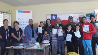 Estudiantes de Caleta Constitución Recibieron Libros en el Marco del Día Mundial del Libro y el Derecho de Autor