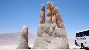 Limpian Rayados de Monumento La Mano del Desierto