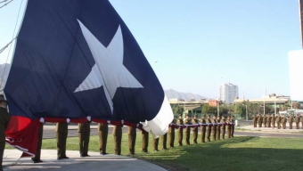 Carabineros Conmemora su 88 Aniversario Con Izamiento de la Bandera Bicentenario