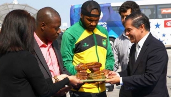 Intendente Volta Entregó “La Portada” a Delegación de Jamaica Que Llegó a Antofagasta Por Copa América