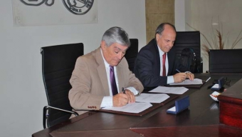 UA y AIM Firman Convenio Para el Desarrollo Comunitario de Mejillones