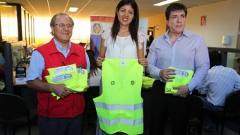 Municipio y Mutual Refuerzan Campaña de Seguridad Víal Mediante Entrega de Chalecos Reflectantes
