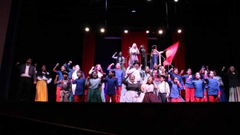 Escuela de Teatro de Puerto Angamos Cierra Espectacular Año Con Los Miserables