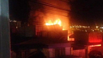 Dos Viviendas Con Daños y Cuatro Bomberos Lesionados es el Resultado de un Incendio en el Sector Centro Norte