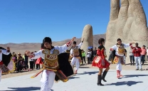 En Plena Pampa Antofagastinos Celebraron a la “Mano Del Desierto”
