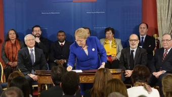 Presidenta Bachelet Firma Proyecto de Ley de Migraciones