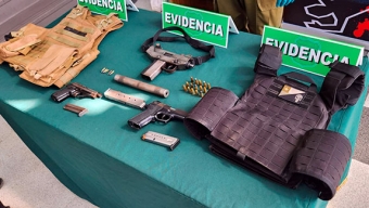 Carabineros Detiene a Sujetos Que Portaban Una Subametralladora y Dos Pistolas
