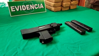 Operativo Del OS7 de Carabineros Decomisa Drogas y Subametralladora Artesanal