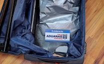 En Ollagüe Aduanas Sorprende a Mujer Que Portaba Más de 2 Kilos de Cocaína en Doble Fondo de Maleta